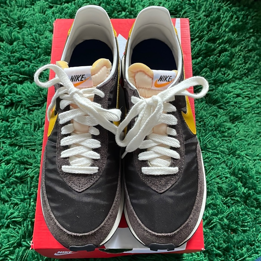 BNWT. Nike waffle trainers. Size 9